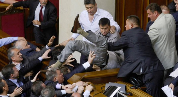 На Украине опять драка в парламенте. Грузные, взрослые, 