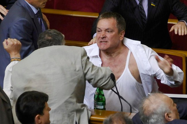На Украине опять драка в парламенте. Грузные, взрослые, 